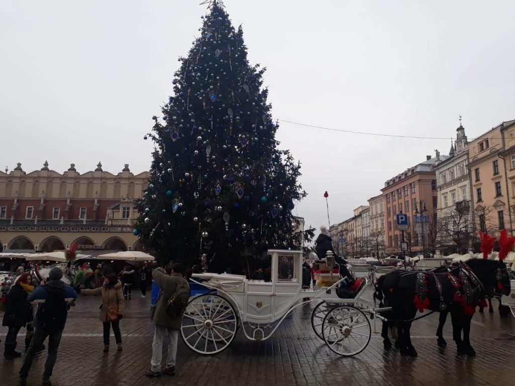 Árbol de Navidad iluminado frente a la Basílica de Santa María en Cracovia