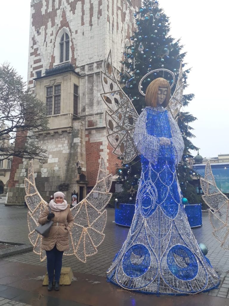 Decoraciones navideñas en las calles del casco antiguo de Cracovia durante diciembre