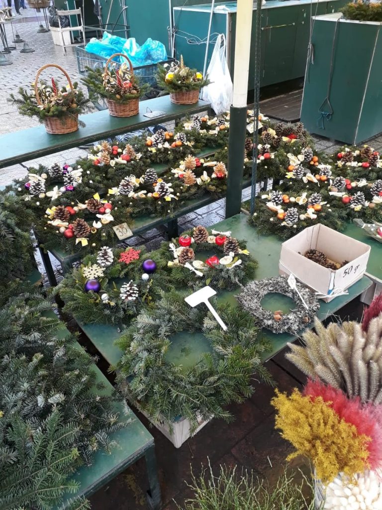 Decoraciones navideñas en las calles del casco antiguo de Cracovia durante diciembre