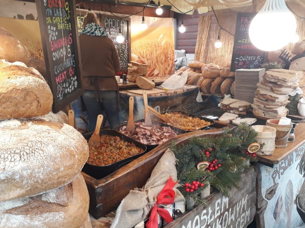 Puestos de comida tradicional polaca y pan en el mercado de Navidad de Cracovia