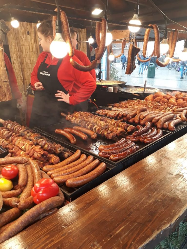 Puestos de comida tradicional polaca en el mercado de Navidad de Cracovia