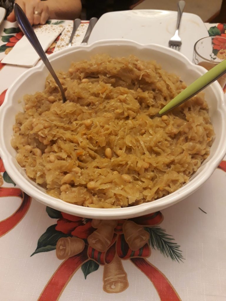 Pescado carpa servido en la cena de Navidad, plato típico polaco de Nochebuena