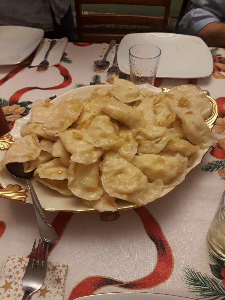 La cena típica navideña en Polonia con el plato lleno de pierogi.