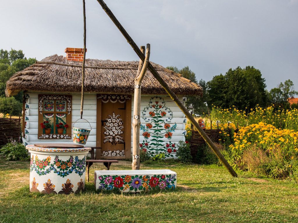 Casas decoradas con flores pintadas a mano en Zalipie, el pueblo más colorido de Polonia