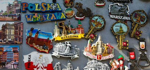Souvenirs típicos polacos en una tienda de Varsovia con imanes