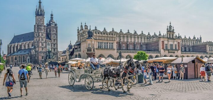 Vistas a la Plaza Mayor en Cracovia con las carocas de caballos