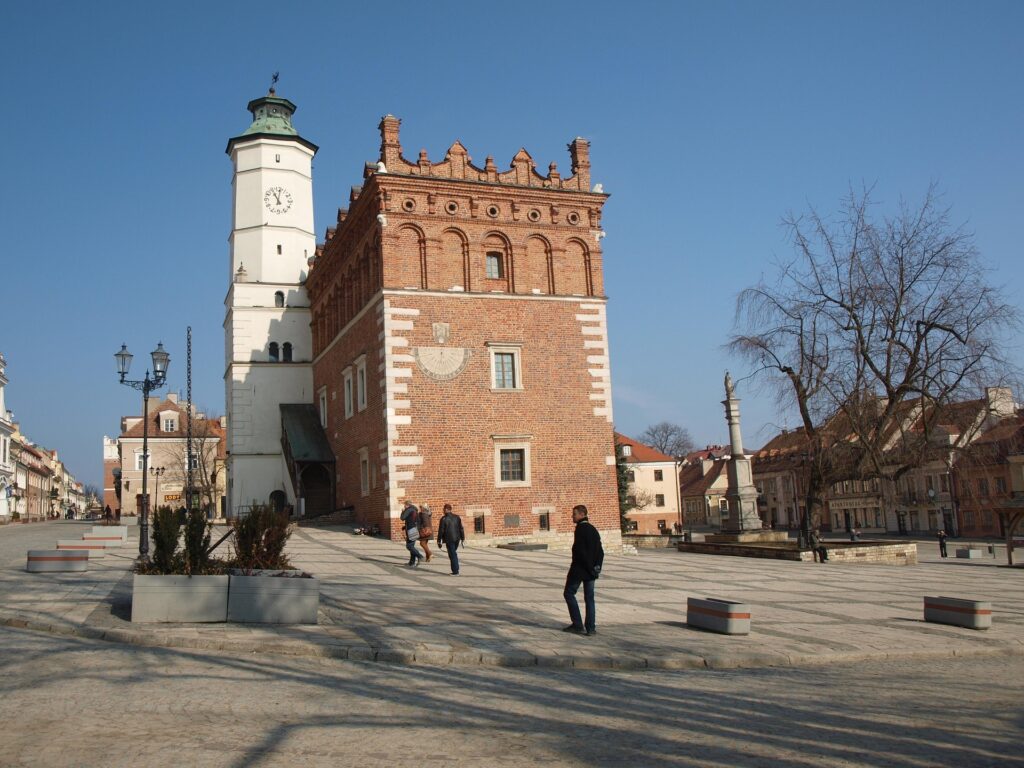 Calles adoquinadas y torre del ayuntamiento de Sandomierz, joya medieval de Polonia