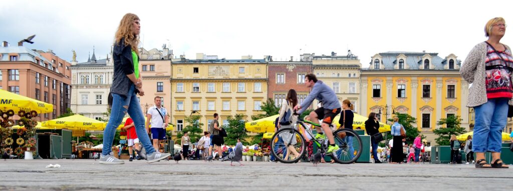 Ciudadanos polacos caminando por las calles del centro histórico de Cracovia