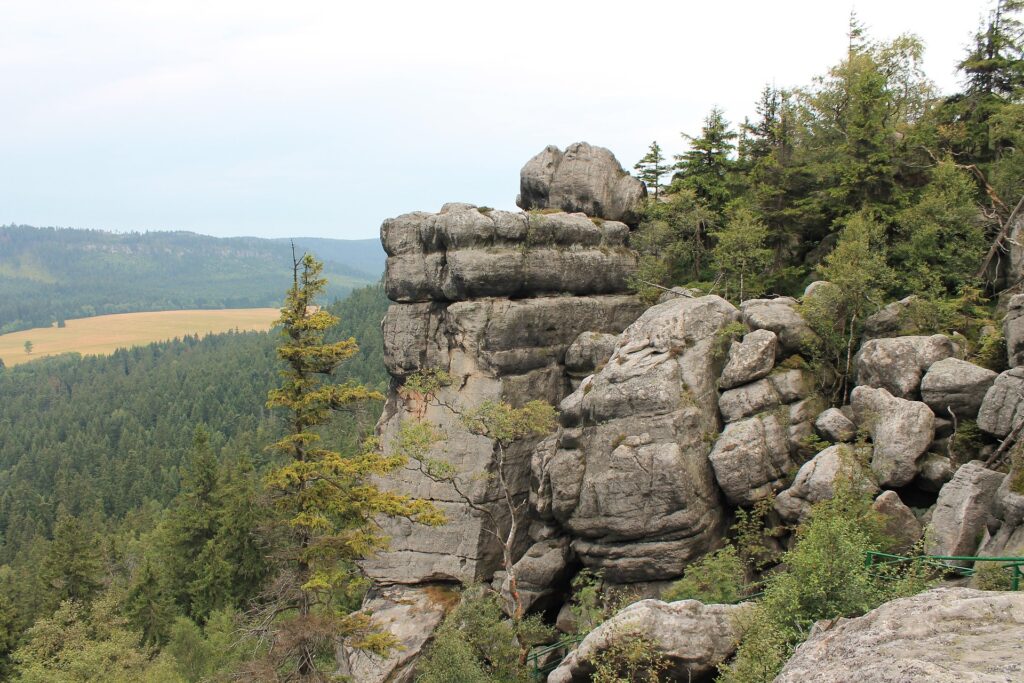 Formaciones rocosas únicas en el laberinto de Błędne Skały, montaña de los Sudetes