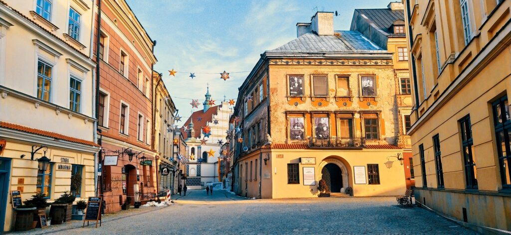 Casco antiguo de Lublin con calles empedradas y arquitectura histórica polaca