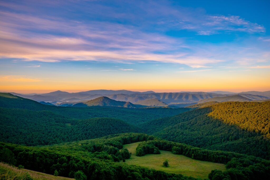 Montañas de Bieszczady cubiertas de bosques y senderos naturales poco transitados