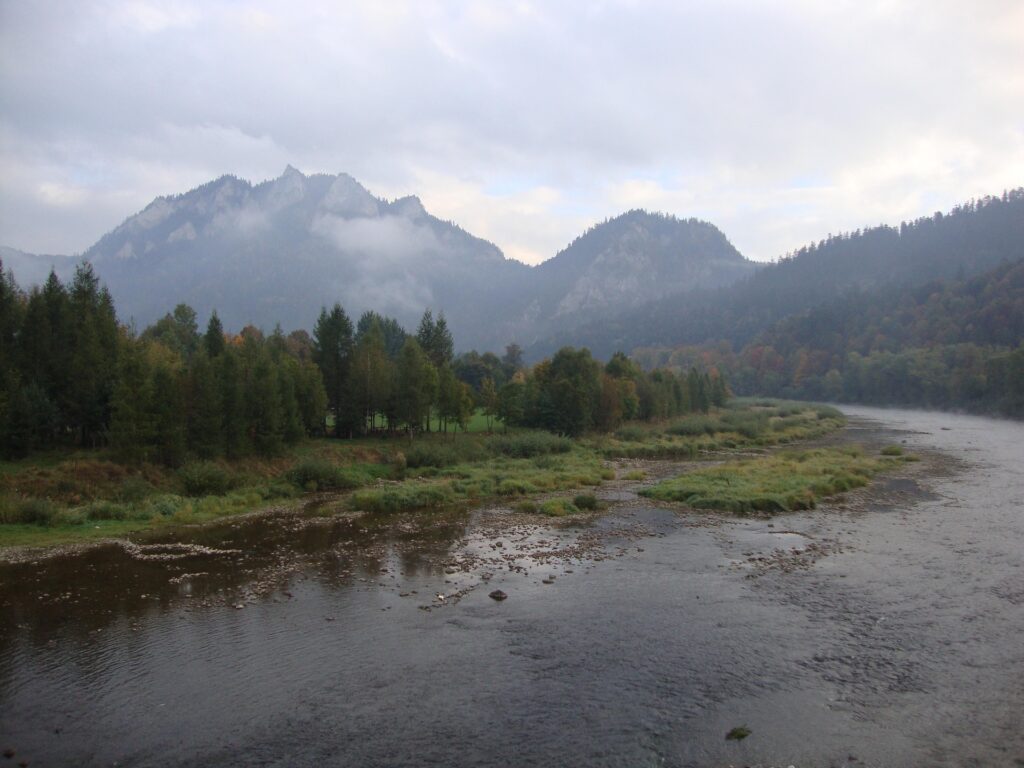 Río Dunajec serpenteando entre montañas de Pieniny, uno de los paisajes más bellos de Polonia