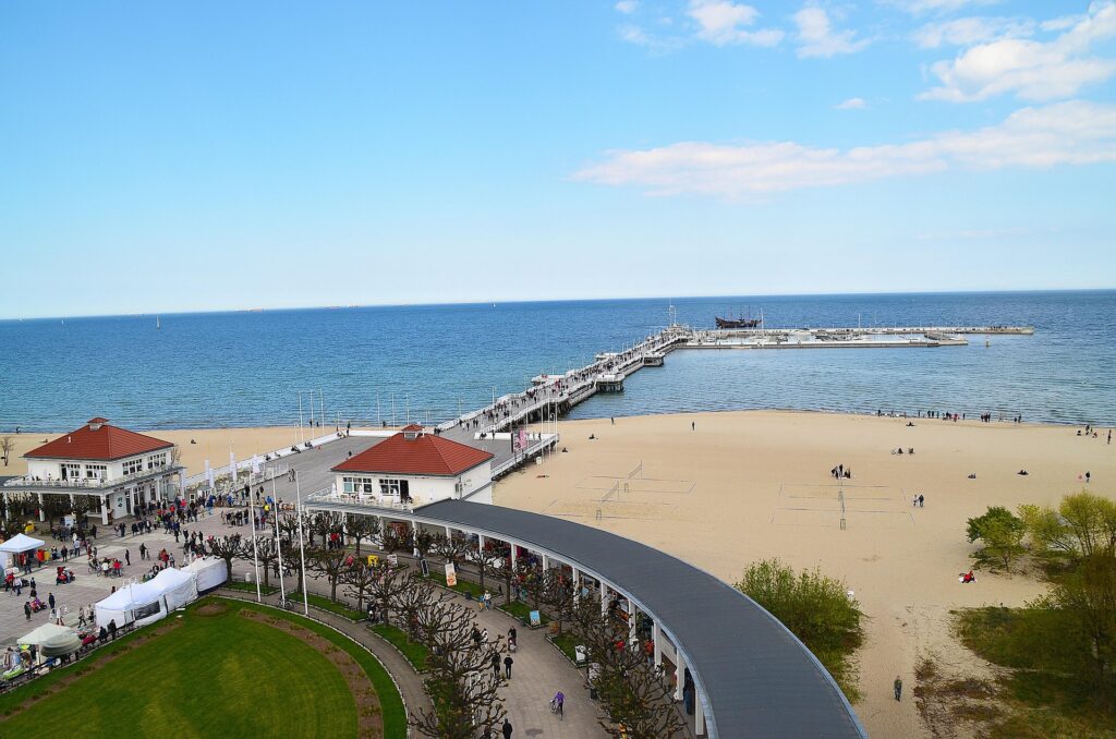 Muelle de madera en Sopot con el mar Báltico y edificios históricos al fondo