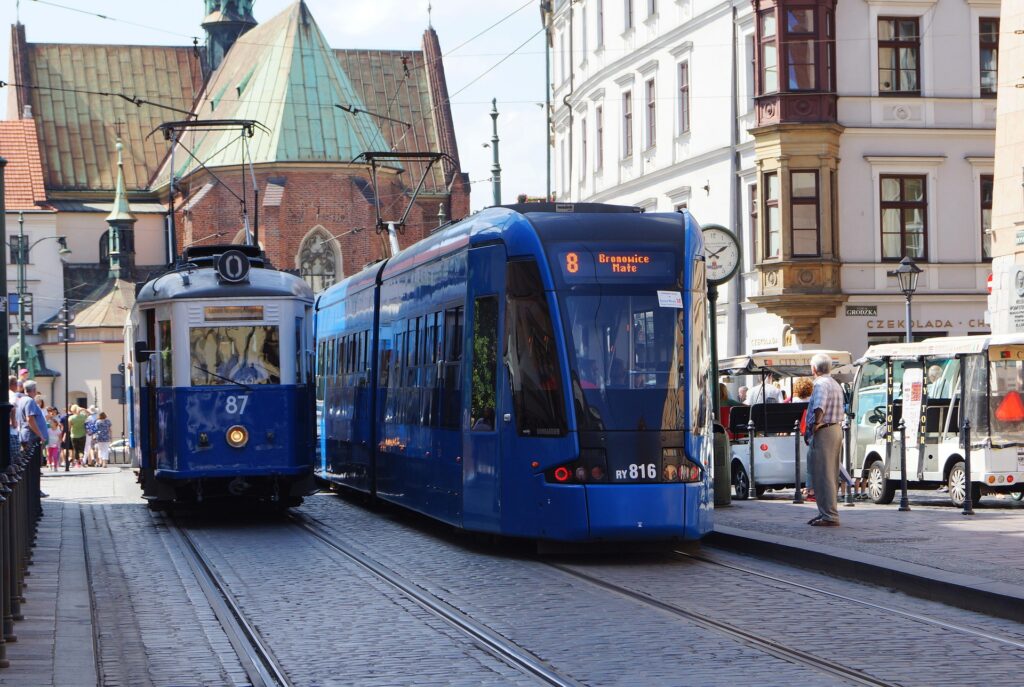 Transporte público en Polonia reflejando eficiencia y buen coste de vida