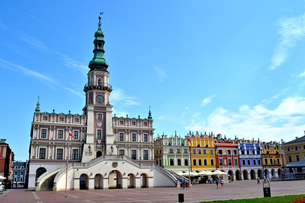 Plaza del mercado de Zamość con coloridas fachadas renacentistas y ambiente tranquilo