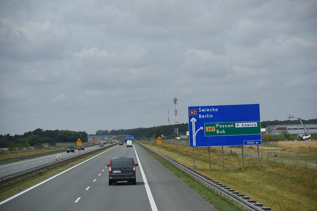coches en autopista en Polonia