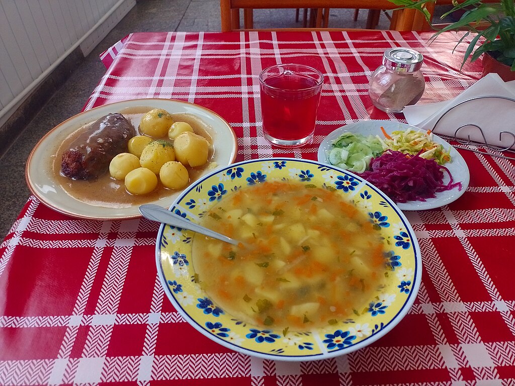 platos tipicos en bar mleczny en polonia