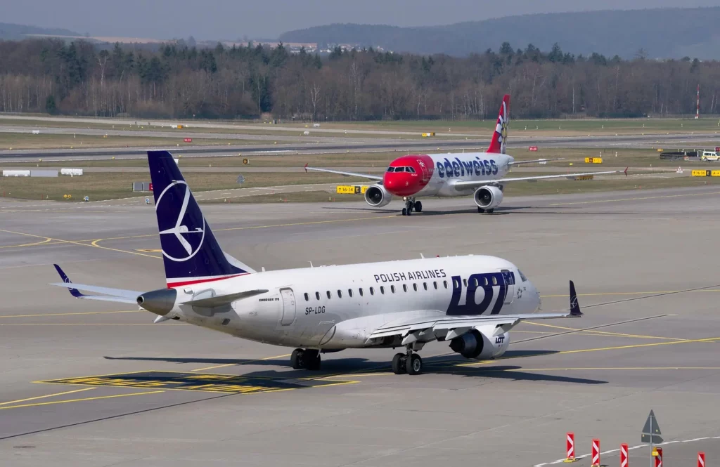 Avión en un aeropuerto de Polonia
