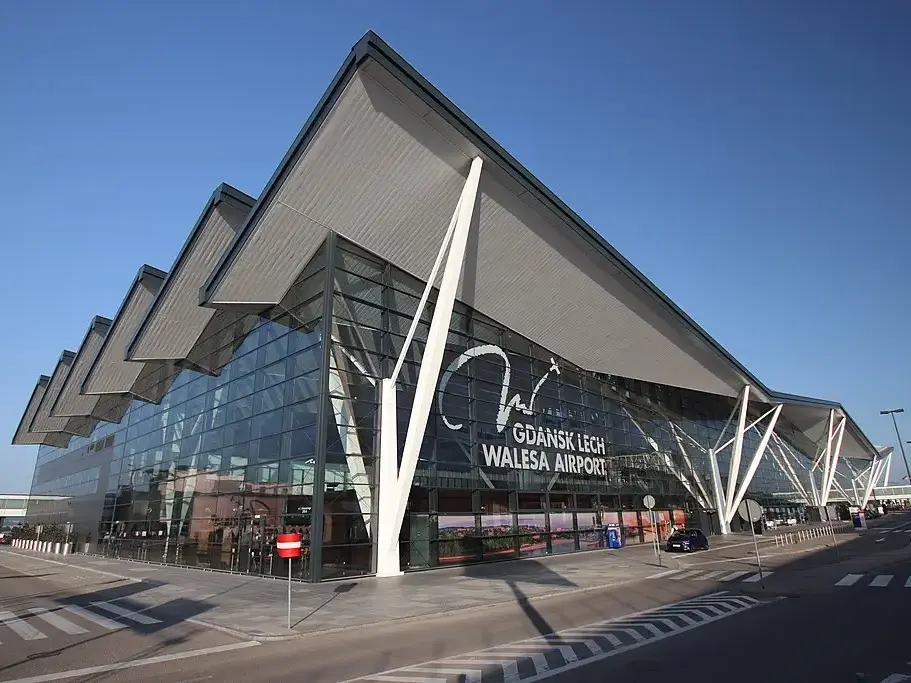 Exterior de la terminal del Aeropuerto de Gdansk-Lech Walesa con fachada acristalada