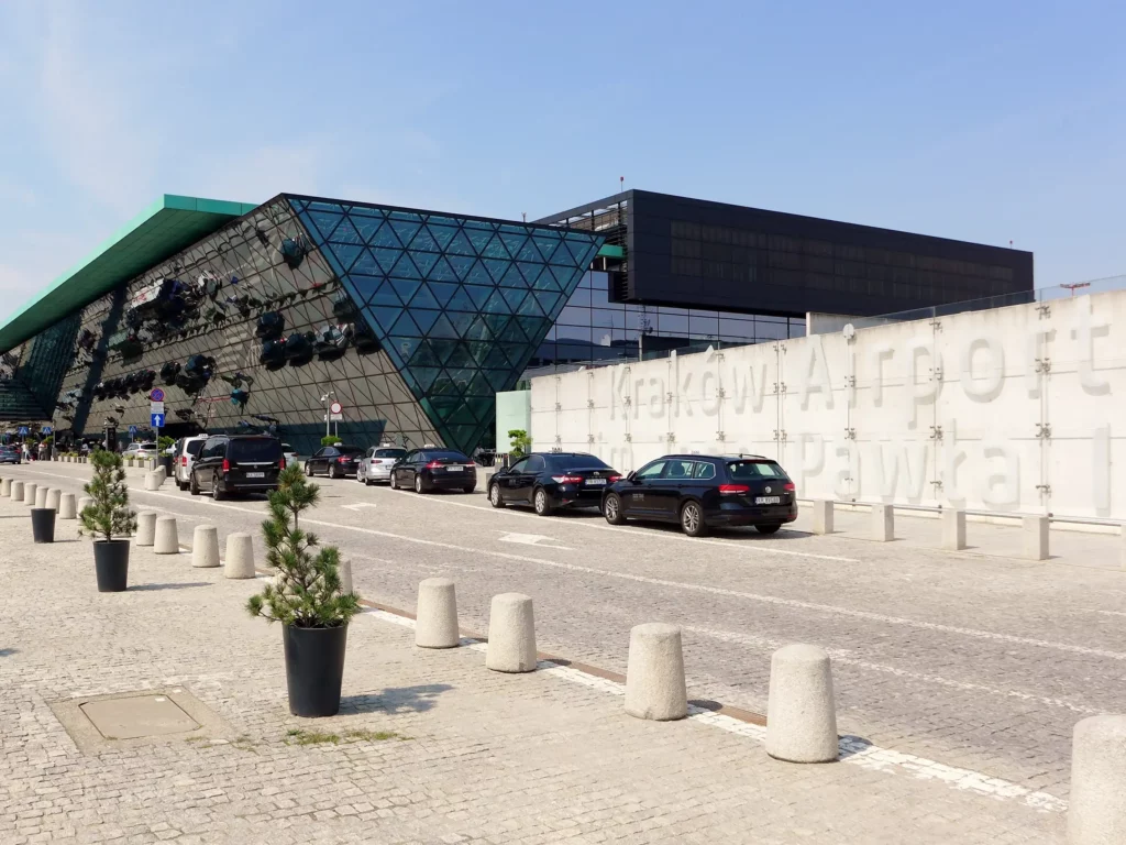 Exterior de la terminal del Aeropuerto de Cracovia-Balice con taxis en la zona de llegadas