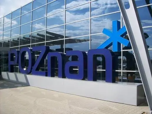 Letrero de Poznan frente a la fachada acristalada del Aeropuerto de Poznan-Ławica