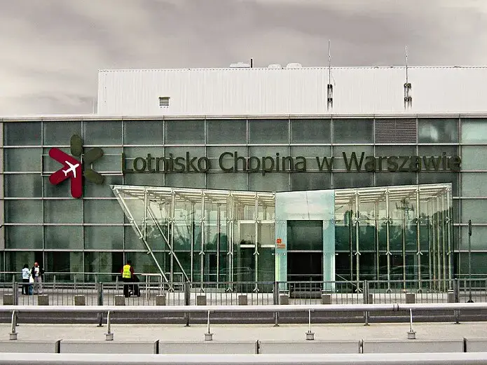 Entrada principal de la terminal del Aeropuerto Chopin de Varsovia con su nombre en la fachada