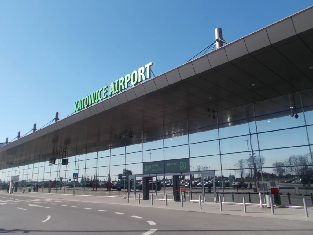 Fachada acristalada de la terminal A de salidas del Aeropuerto Internacional de Katowice