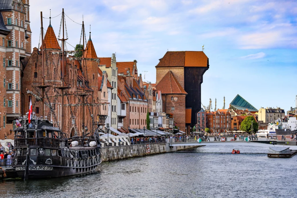 Grúa medieval y edificios históricos junto al río Motława en Gdansk, Polonia