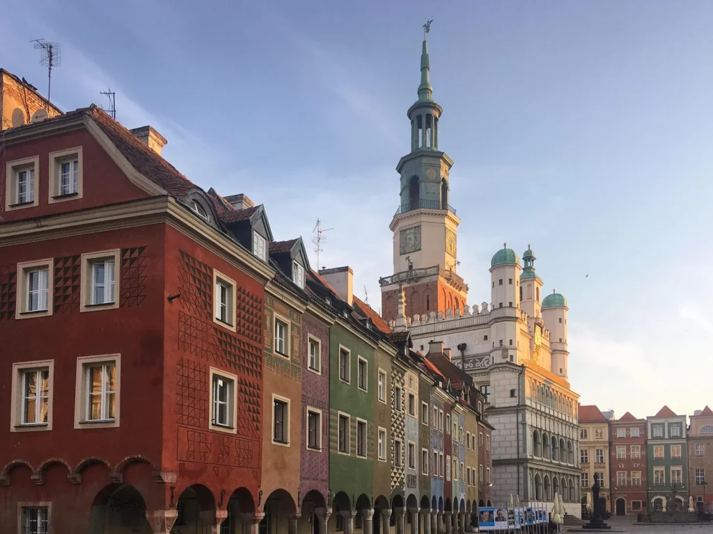 Ayuntamiento y casas de colores en la Plaza del Mercado de Poznan, Polonia