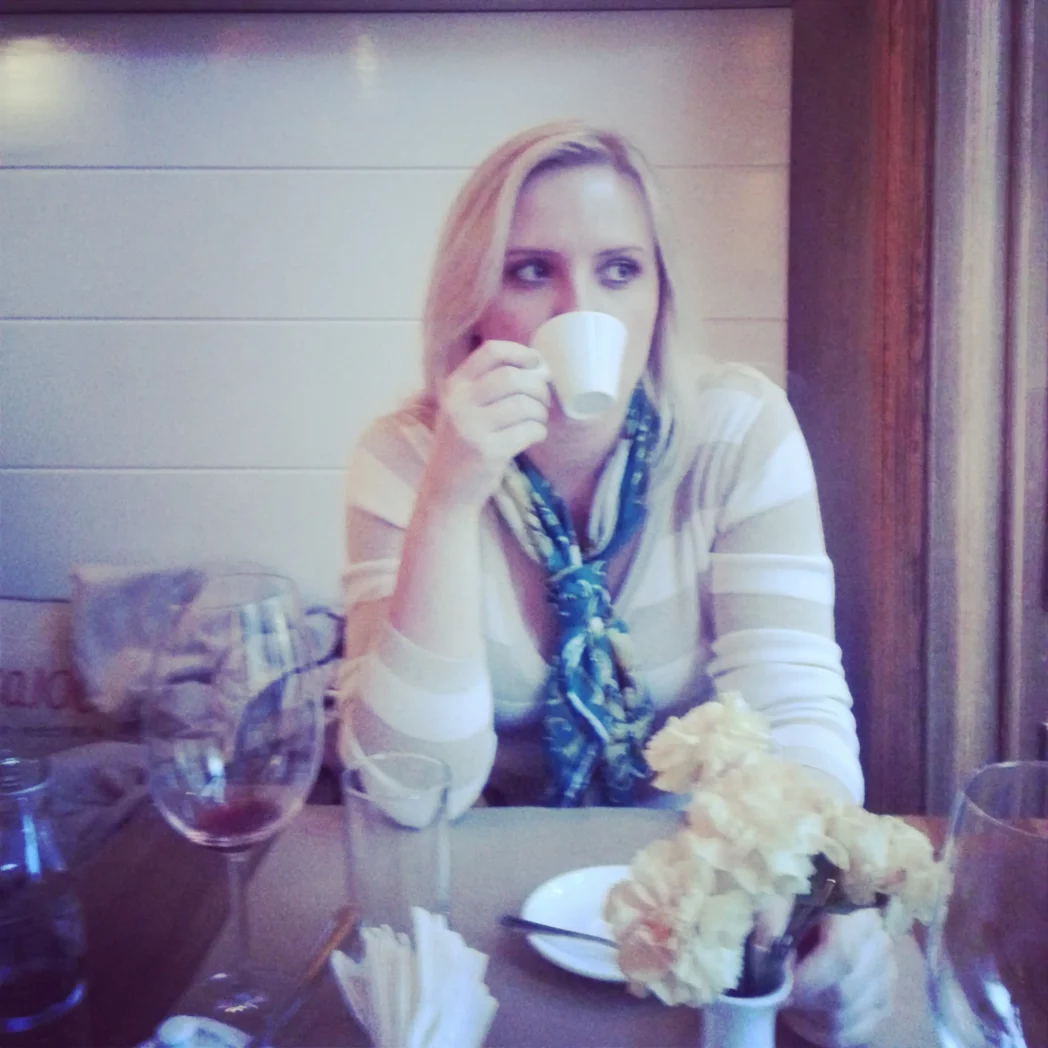 roxi la creadora de descubrepolonia.net sentada en un restaurante y tomando un cafe