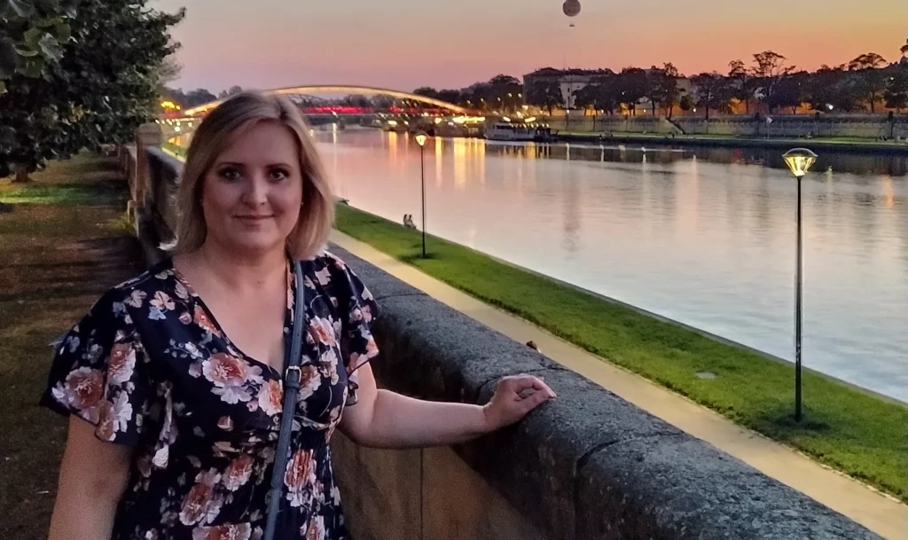 Roxi, la creadora de Descubre Polonia en Cracovia, rio Vistula al fondo