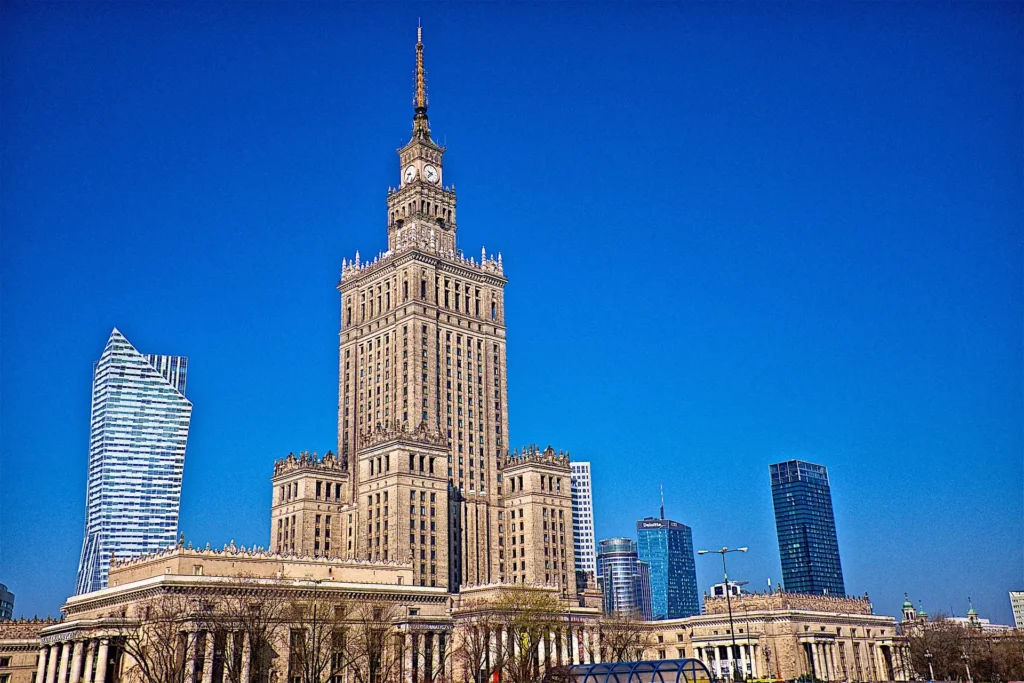 Palacio de la Cultura y la Ciencia rodeado de rascacielos en el centro de Varsovia, Polonia