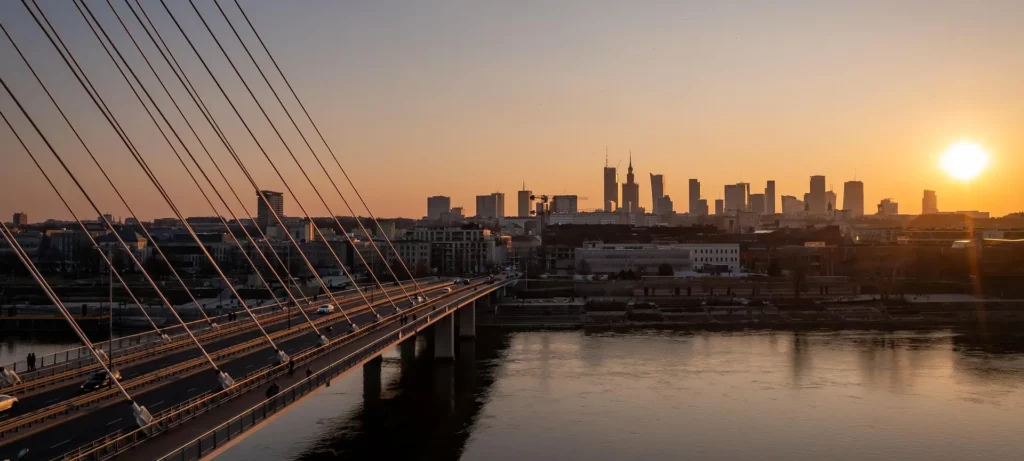 Atardecer sobre el skyline de Varsovia, con el puente Świętokrzyski cruzando el río Vístula