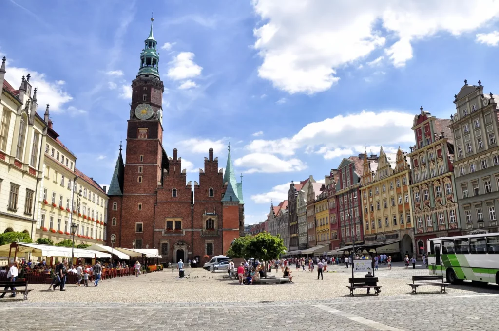 Antiguo Ayuntamiento y fachadas de colores en la Plaza del Mercado de Wroclaw, Polonia