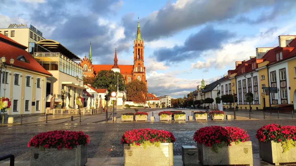 Plaza Kościuszko de Białystok con la catedral de la Asunción al fondo
