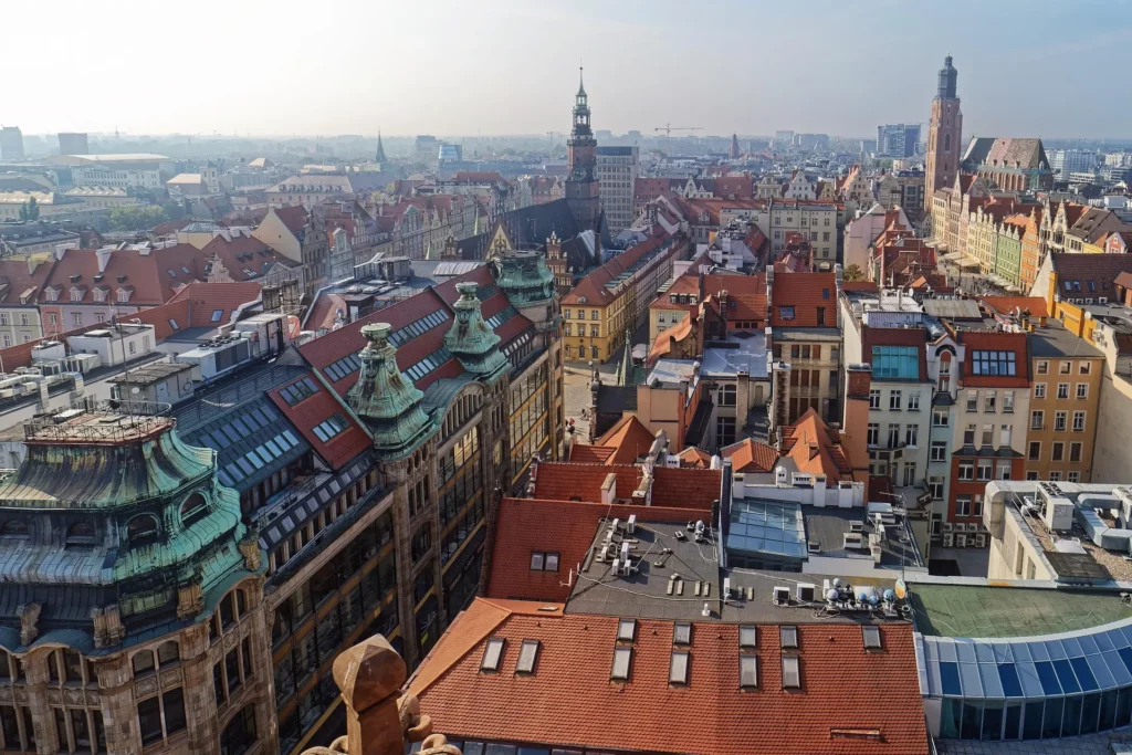 Vista panorámica del casco antiguo de Breslavia con el Ayuntamiento y la iglesia de Santa Isabel