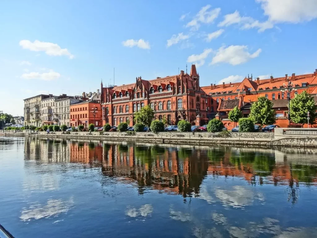 Edificios históricos de ladrillo a orillas del río Brda en Bydgoszcz, reflejados en el agua