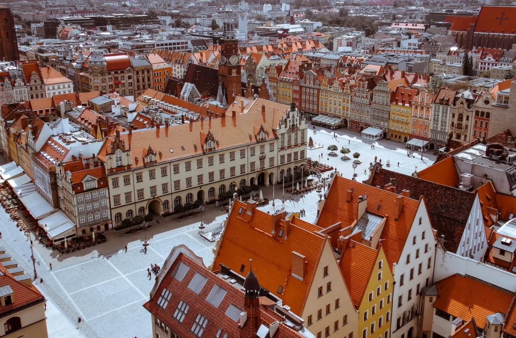 Vista aérea de la plaza del Mercado de Breslavia, rodeada de edificios históricos con tejados rojos