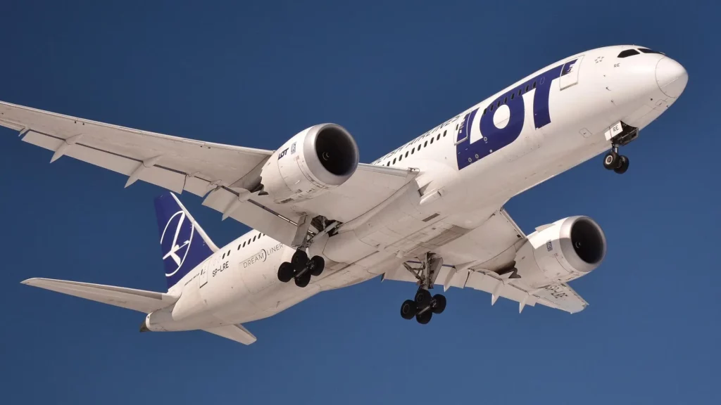 Avión Boeing 787 Dreamliner de LOT Polish Airlines en vuelo con el tren de aterrizaje desplegado