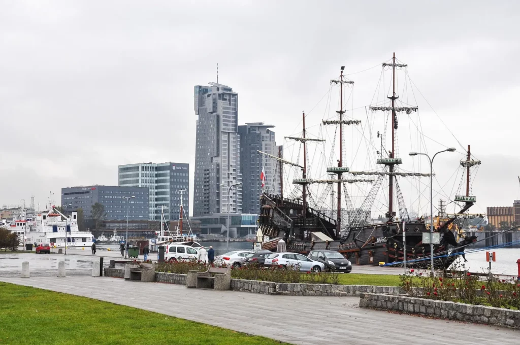 Puerto de Gdynia con un velero histórico y edificios modernos al fondo