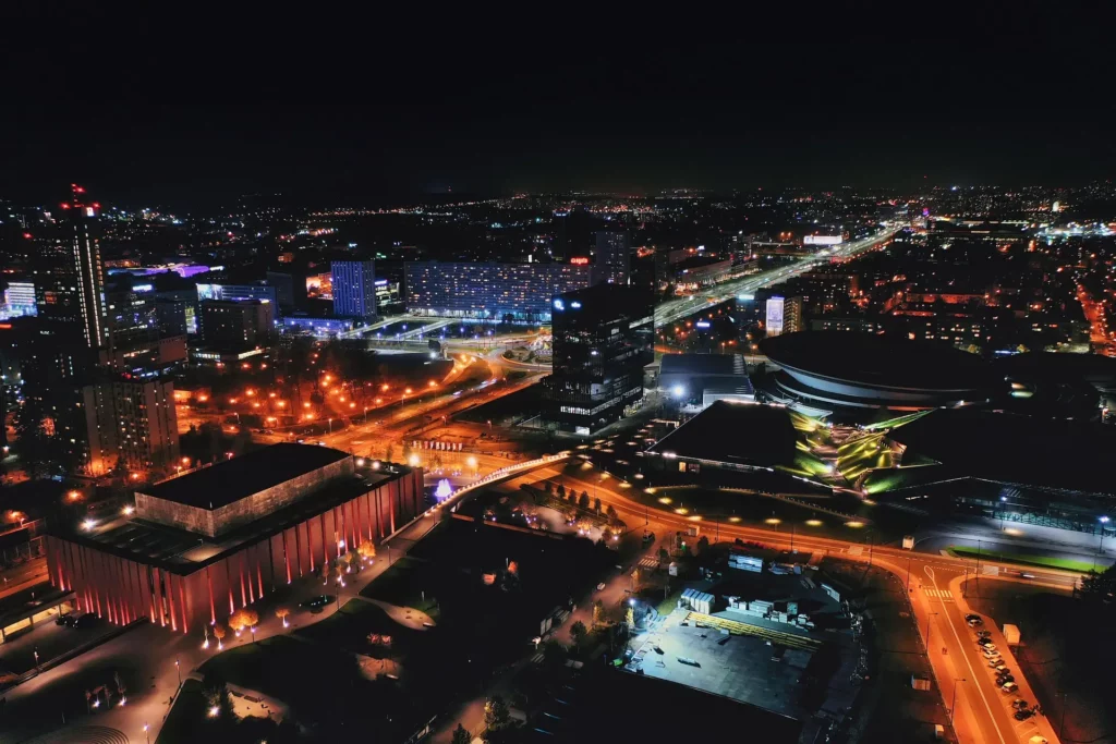 Vista nocturna de Katowice con la arena Spodek y el centro urbano iluminado