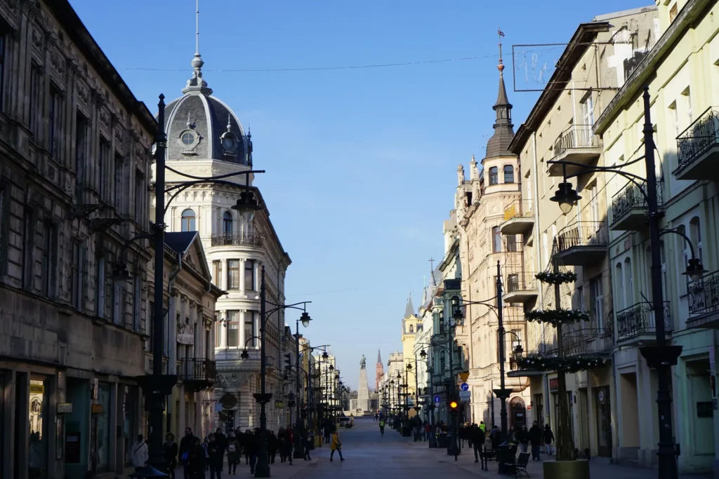 Calle Piotrkowska de Lodz con edificios históricos y peatones