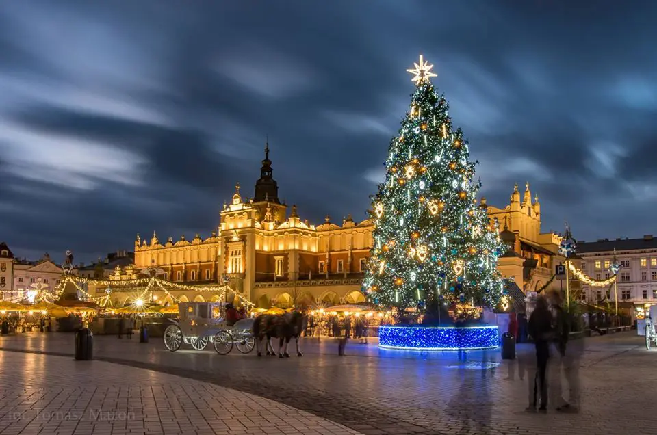 Árbol de Navidad iluminado en la plaza del Mercado de Cracovia, Polonia