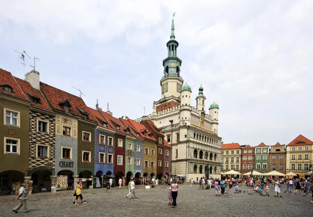 Plaza del Mercado de Poznan con el Ayuntamiento renacentista y las coloridas casas de los mercaderes