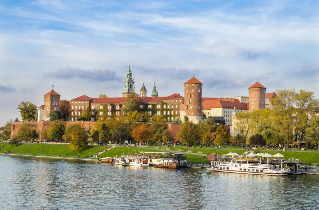 Castillo de Wawel en Cracovia con barcos turísticos navegando por el río Vístula