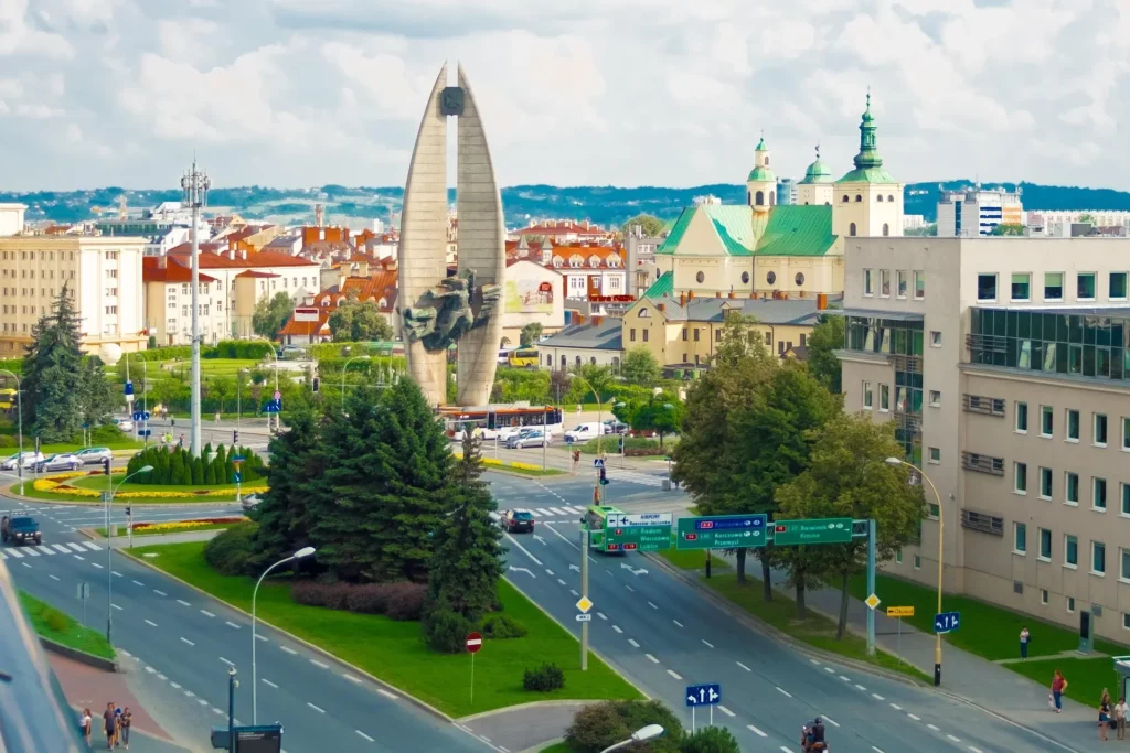 Vista de Rzeszów con el Monumento a la Acción Revolucionaria y la iglesia de los Bernardinos