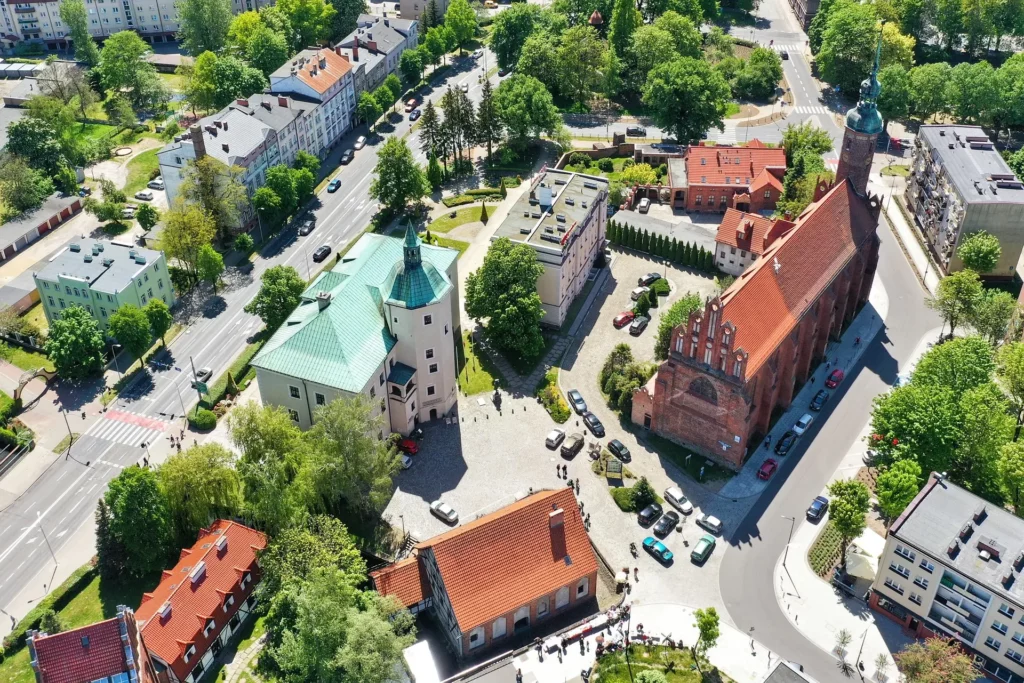 Vista aérea de Słupsk con el castillo de los Duques de Pomerania y la iglesia de San Jacinto

Select 82 more words to run Humanizer.