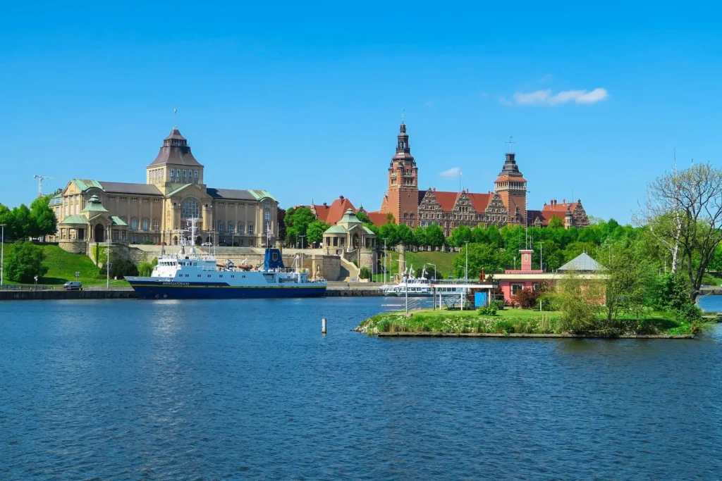 Vista de Wały Chrobrego en Szczecin, con edificios históricos y barcos junto al río Óder

Select 85 more words to run Humanizer.
vidIQ