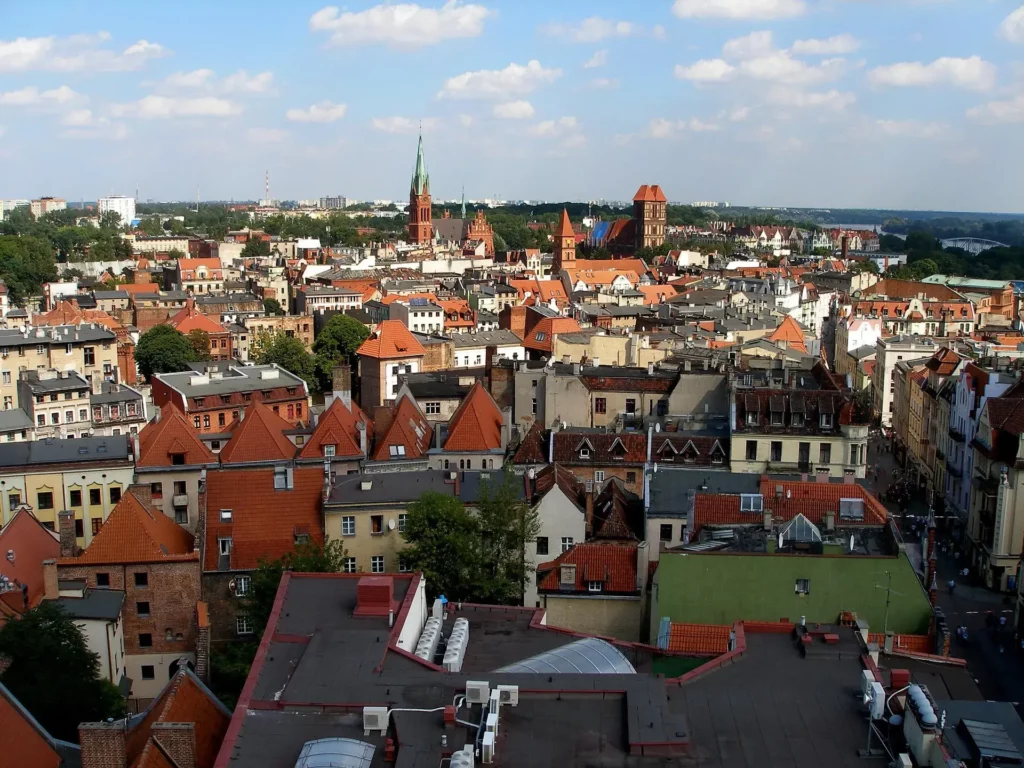 Vista panorámica del centro histórico de Torun con tejados rojos y torres de iglesias góticas