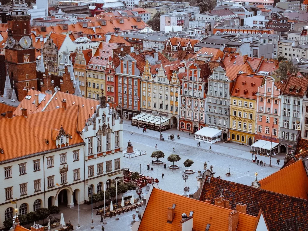Vista aérea de la plaza del Mercado de Breslavia con casas históricas de colores y tejados rojos